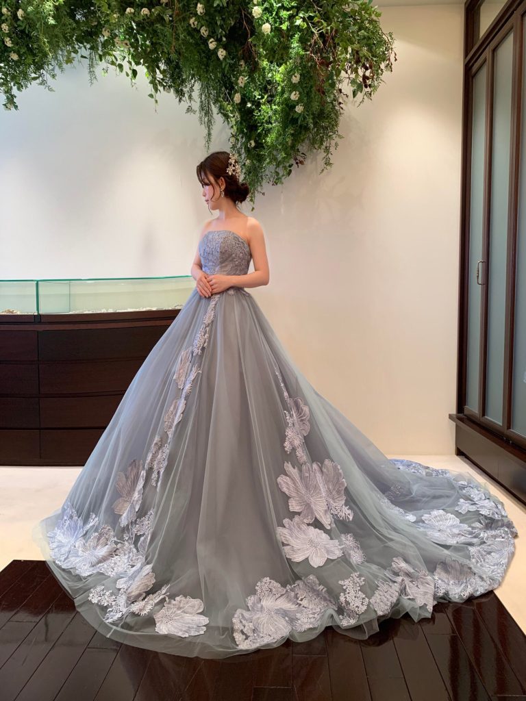 カラードレス迷子の花嫁様におすすめしたいグレイッシュブルーのドレス| ブログ | Fiore Bianca（フィオーレビアンカ）- ウエディングドレス レンタル