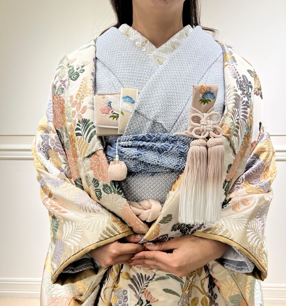 柔らかく上品な印象を与えるおすすめ色打掛のご紹介　＝秋草文(あきくさもん)=