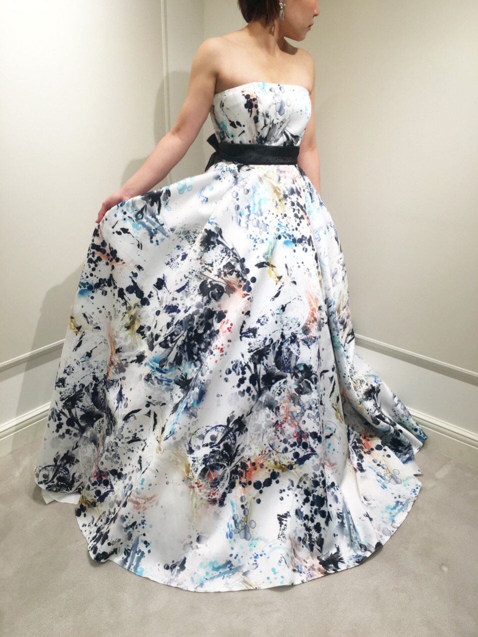 Yolan Cris ヨーラン クリス のカラードレスで洗練されたおしゃれなブライズスタイルを ブログ Fiore Bianca フィオーレビアンカ ウエディングドレスレンタル